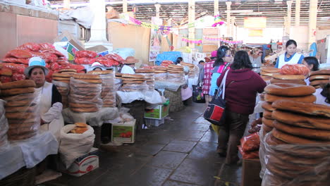 Cusco-Marktleute-Kaufen-Brot-C