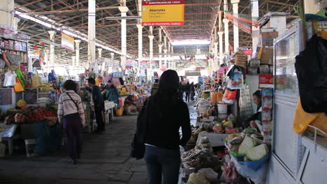 Cusco-Marktfrau-Kauft-Ein