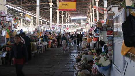 Cusco-Markt-Mit-Gelbem-Schild-C