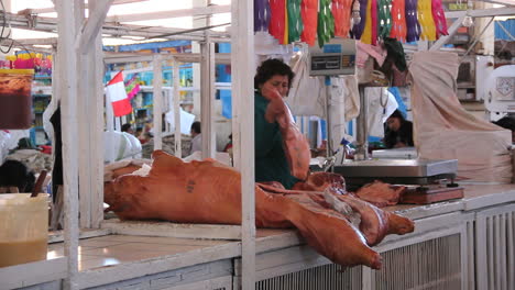 Cusco-Markt-Mit-Schweinefleisch-Zum-Verkauf-C