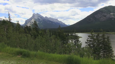 Canada-Alberta-Bow-Río-and-interesting-montaña