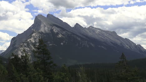 Canada-Alberta-Bow-Río-Parkway-slanted-montaña
