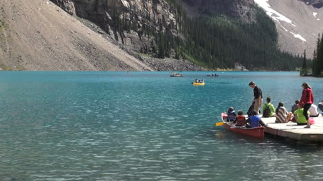 Canadá,-Alberta,-Lago-Moraine-Turistas-En-El-Muelle-S