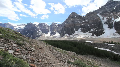 Kanadische-Rockies-Banff-Blick-Auf-Eine-Reihe-Von-Gipfeln-C