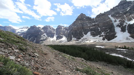 Canadian-Rockies-Banff-Vista-De-Una-Fila-De-Picos-C