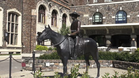 Kanada-Banff-Springs-Hotel-Montierte-Polizeistatue