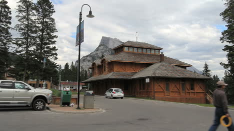 Canada-Banff-downtown-building-of-wood