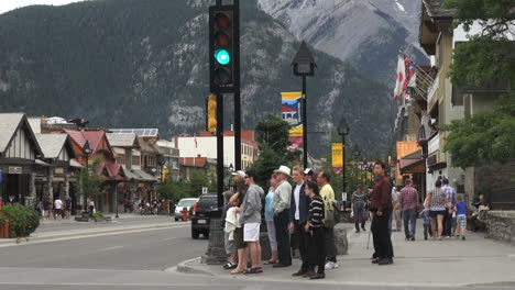 Canada-Alberta-Banff-street-scene-with-tourists-at-corner