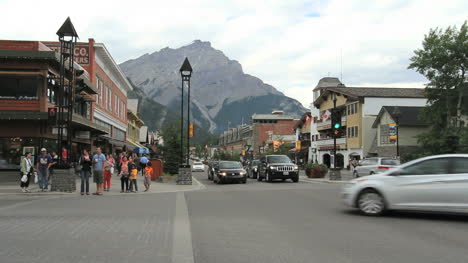 Kanada-Banff-Innenstadt-Mit-Fußgängern