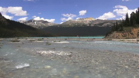 Kanada-Alberta-Stream,-Der-In-Den-Bow-Lake-Fließt