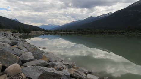 Columbia-Británica-Mount-Robson-Park-Moose-Lake-Con-Rocas-En-La-Orilla