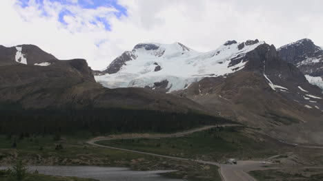 Canada-Icefields-Parkway-Columbia-Icefield-on-peaks