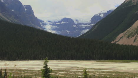 Kanada-Kolumbien-Eisfeld-Stream-Unterhalb-Der-Berge