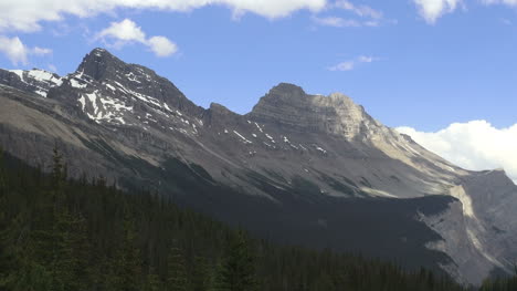 Kanada-Icefields-Parkway-Böschung-Berg