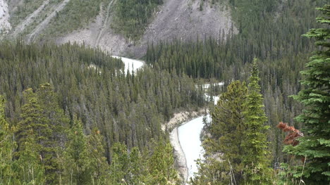 Canada-Icefields-Parkway-curving-river