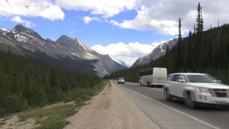Canada-Icefields-Parkway-with-bus-Columbia-Icefield