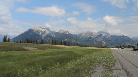 Kanadische-Rockies-Icefields-Parkway-Mit-Verkehr-C