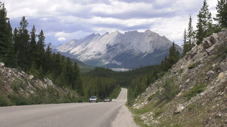Kanada-Alberta-Pyramid-Mountain-Road