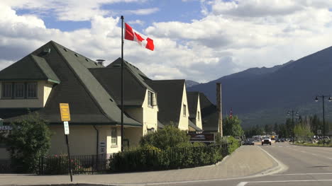 Canadá,-Alberta,-Jasper,-Estación-De-Tren-Y-Bandera