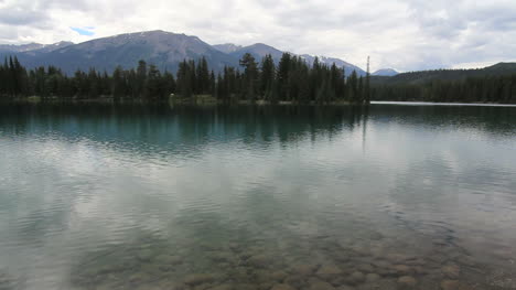 Canada-Jasper-NP-Lake-Beauvert-c