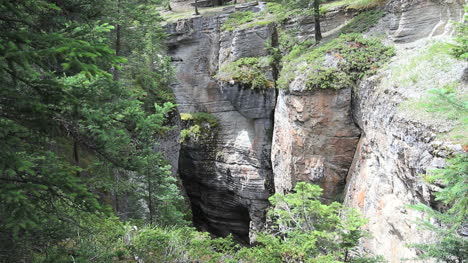 Canada-Jasper-NP-Maligne-Canyon-cracks-in-rocks-c