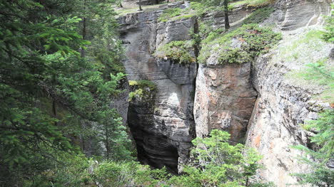 Kanada-Jaspis-Np-Bösartige-Schlucht-Risse-In-Felsen-C