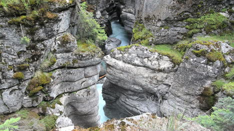 Canada-Jasper-National-Park-Maligne-Canyon-strange-rocks-c