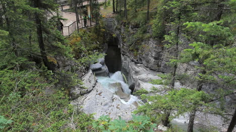 Canada-Jasper-NP-Maligne-Canyon-overlook-c