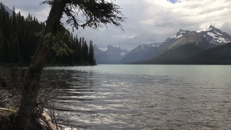 Canada-Jasper-National-Park-mountains-from-Malign-Lake