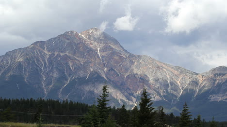 Canada-Jasper-National-Park-yramid-Mountain