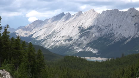 Canada-Jasper-National-Park-Pyramid-Mountain