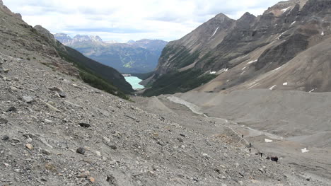 Kanadische-Rockies-Banff-Moräne-über-Dem-Fernen-Lake-Louise