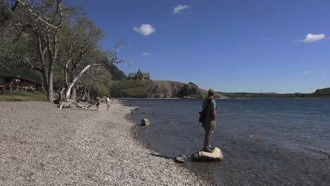 Kanada-Alberta-Waterton-Lakes-Prince-Of-Wales-Hotel-Stehend-Auf-Felsen-16