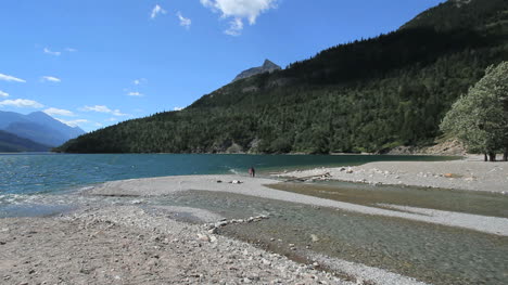 Kanada-Waterton-Lakes-Np-Stream-Tritt-In-Den-See-Ein