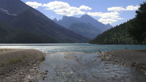 Kanada-Waterton-Lakes-Np-Mit-Bach,-Der-In-Den-See-S-Fließt