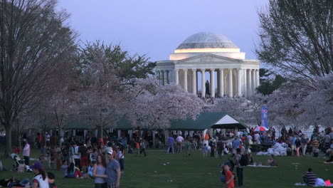 DC-Jefferson-Monument-Am-Späten-Abend-Mit-Menschenmenge