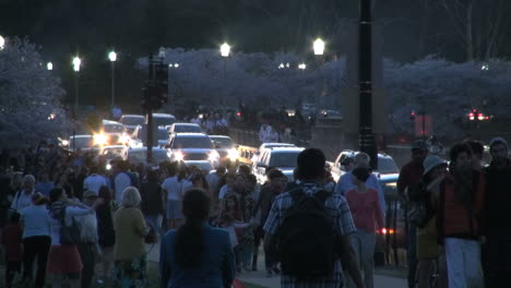 Gleichstromverkehr-Am-Abend-Mit-Fußgängern-Auf-Der-Straße