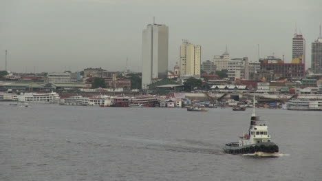 Manaus-Amazonas-Mit-Schlepper-Und-Skyline