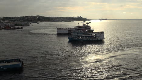 Río-Amazonas-En-Manaus,-Sol-Sobre-El-Agua-Con-Barcos