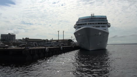 Manaus-cruise-ship-at-dock