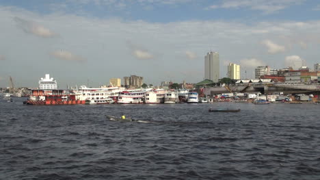 Manaus-Waterfront-Mit-Außenbordboot-S