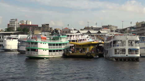 Manaus-Waterfront-Mit-Flussbooten-S
