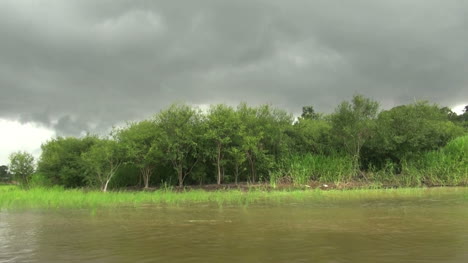 Amazonas-Brasilien-Senkt-Die-Wolke-über-Dem-See