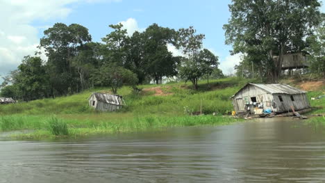 Amazonas-Enero-Lago-Casas