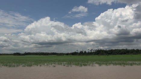 Amazonaswolken-Steigen-über-Dem-Januarsee-Mit-Wolken-Auf