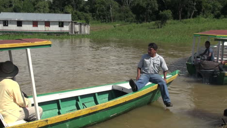 Paseo-En-Canoa-Amazónica-Con-Guía-Y-Turistas.