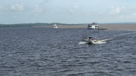 Amazonas-Meeting-Der-Gewässer-Mit-Booten-S