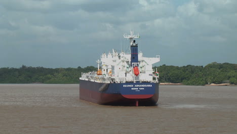 Amazonasschiff-Im-Fluss
