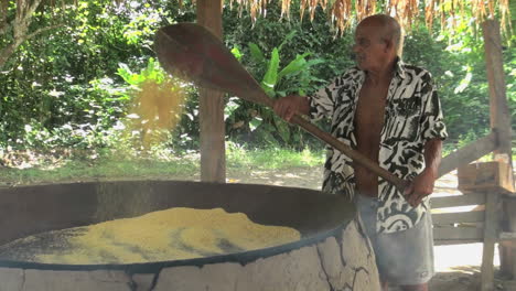 Amazonas-Dorfmann,-Der-Maniok-Kocht