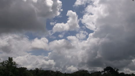 Lapso-De-Tiempo-De-Las-Nubes-Del-Amazonas